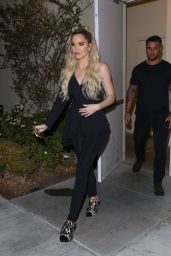 Khloe Kardashian - Leaves BCBC Nail Spa in Thousand Oaks 11/28/2018