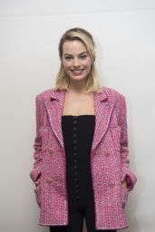 Margot Robbie - "Mary Queen of Scots" Press Conference Portrait