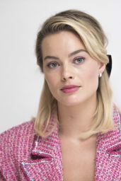 Margot Robbie - "Mary Queen of Scots" Press Conference Portrait