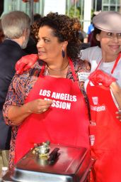 Minnie Driver – Los Angeles Mission Hosts Thanksgiving Event For The Homeless 11/21/2018