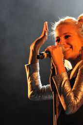 Pixie Lott - Performing at City of Perth Christmas Lights in Perth 11/17/2018