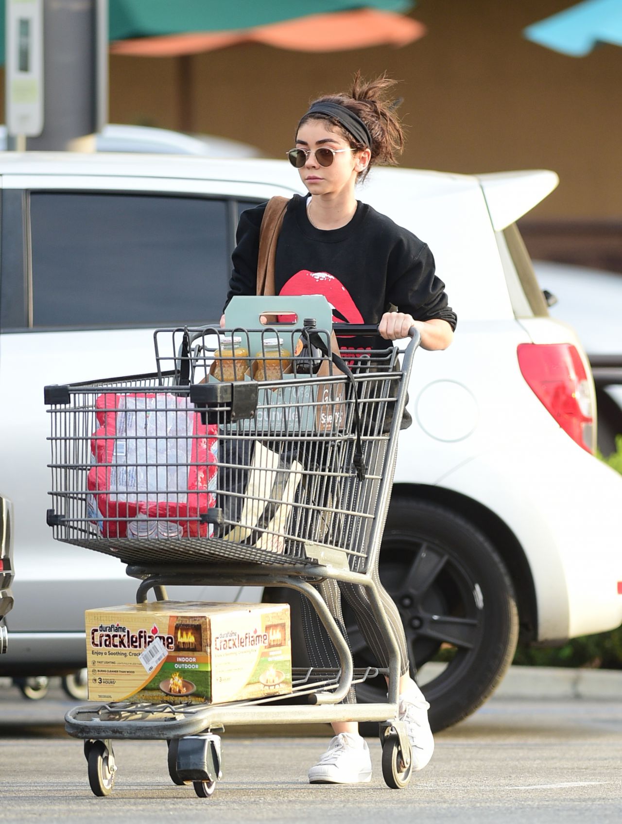 sarah-hyland-grocery-shopping-in-los-angeles-11-21-2018-0.jpg