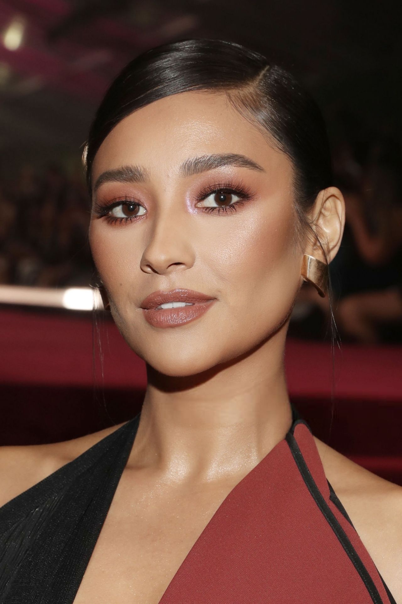 Shay Mitchell – People’s Choice Awards 2018 • CelebMafia