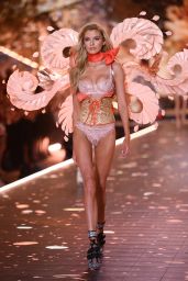 Stella Maxwell – 2018 VS Fashion Show Runway