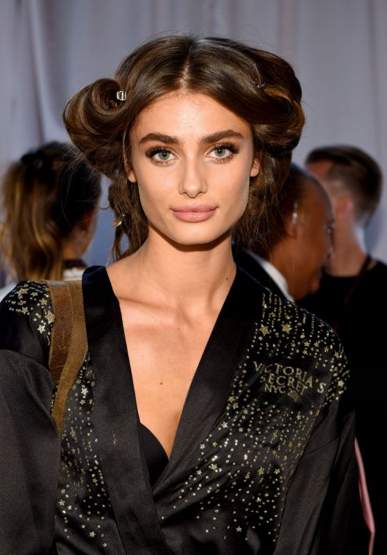 Taylor Hill – 2018 Victoria’s Secret Fashion Show Backstage in NYC