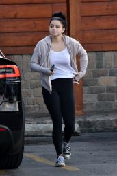 Ariel Winter - Buying Dog Food in Sherman Oaks 11/30/2018 • CelebMafia