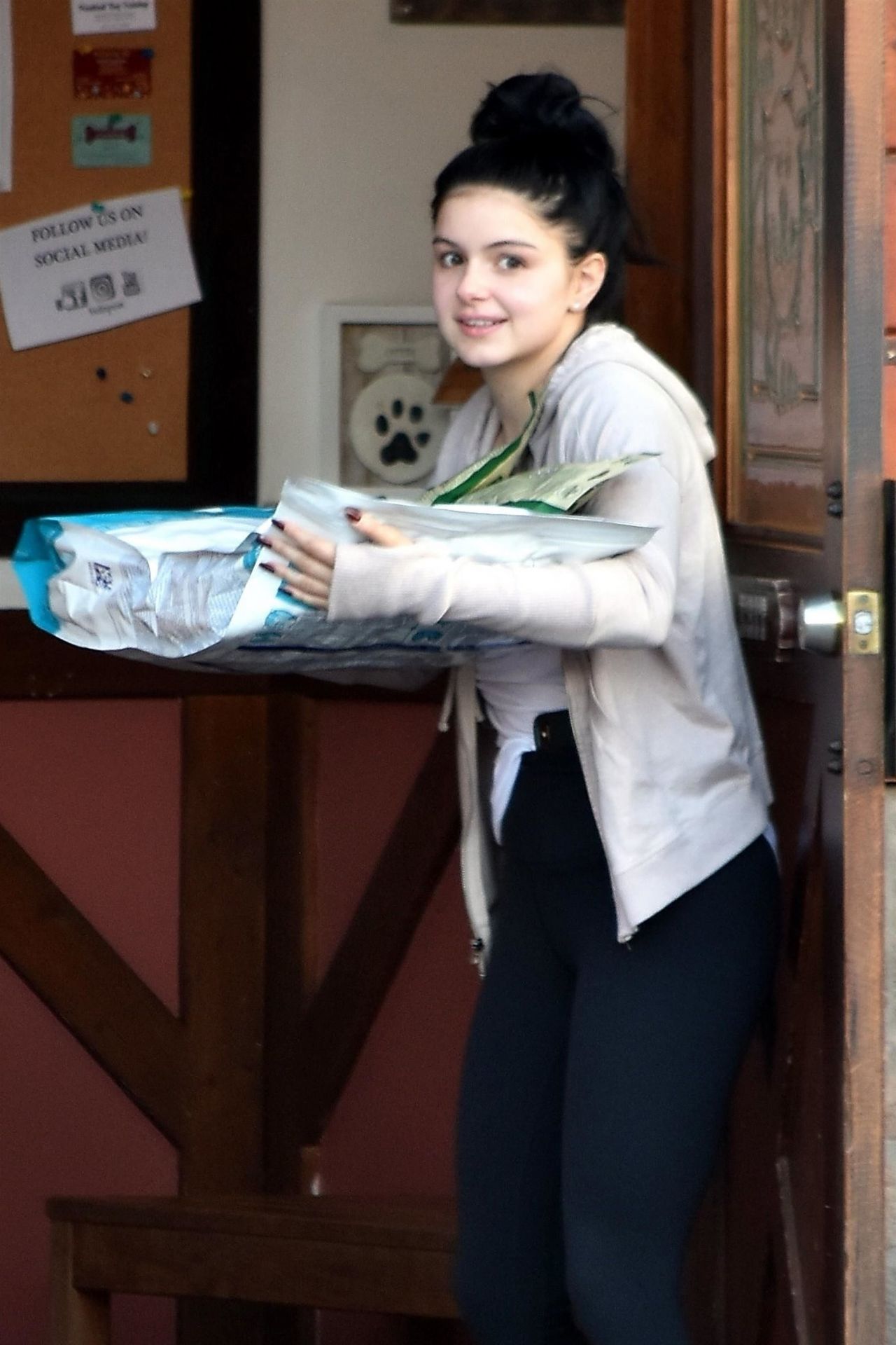 Ariel Winter - Buying Dog Food in Sherman Oaks 11/30/2018 • CelebMafia