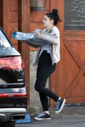 Ariel Winter - Buying Dog Food in Sherman Oaks 11/30/2018 • CelebMafia