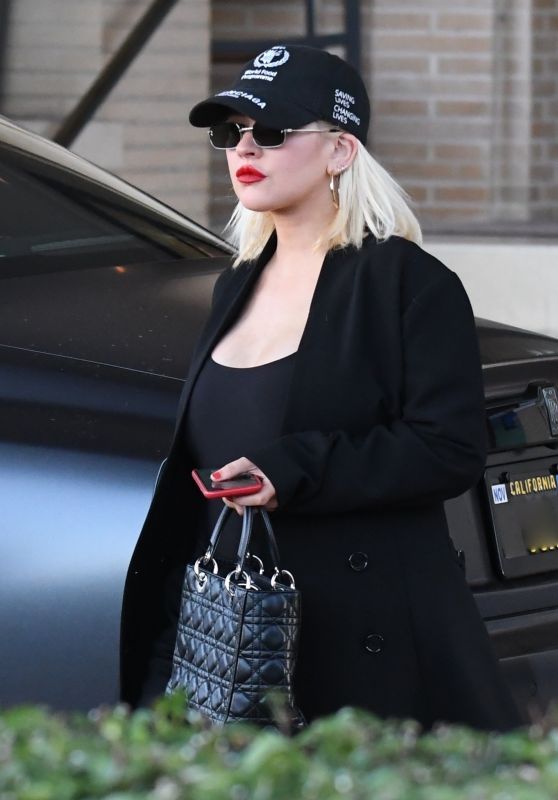Christina Aguilera - Holiday Shopping in Beverly Hills 12/08/2018)