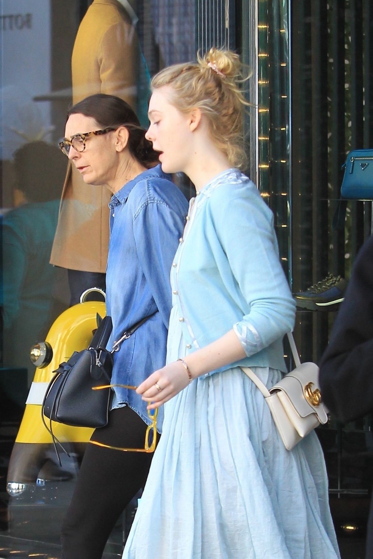 Dakota Fanning And Elle Fanning Shopping With Their Mom In Beverly Hills 12262018 • Celebmafia 7423