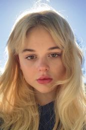 Emily Alyn Lind - Personal Pics 12/06/2018