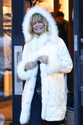 Goldie Hawn - Shopping in Aspen 12/23/2018