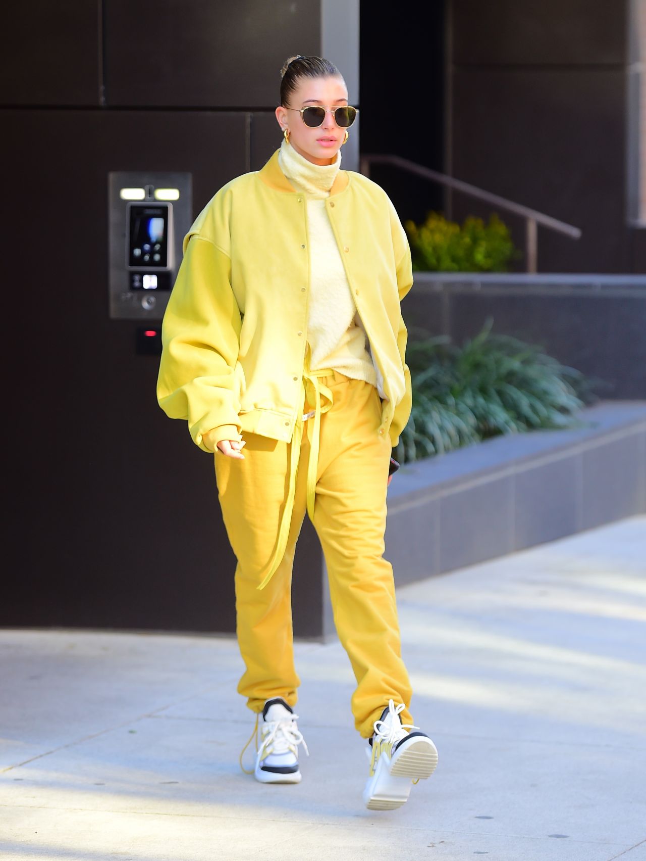 Hailey Baldwin Bieber Street Fashion 12/10/2018 • CelebMafia