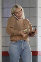 Hilary Duff flaunts in Skin Tight Jeans 12/14/2018