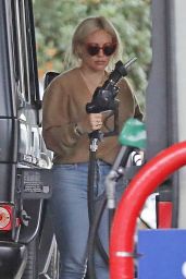 Hilary Duff flaunts in Skin Tight Jeans 12/14/2018