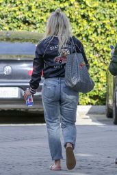 Hilary Duff in Ripped Jeans 12/18/2018