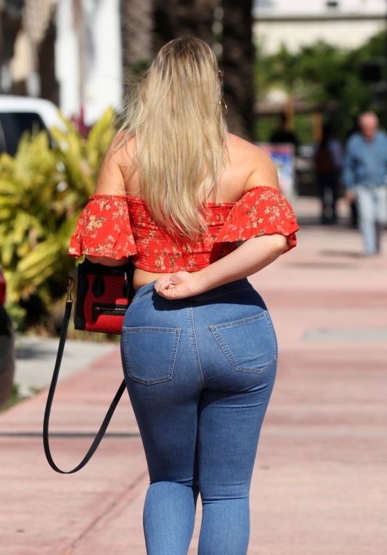 Iskra Lawrence Booty in Tights 12/11/2018
