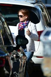 Isla Fisher - Stopped by Alfred Coffee in la 12/28/2018