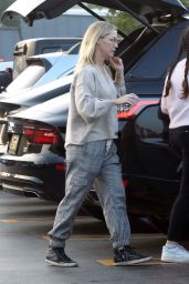 Jennie Garth in Casual Outfit - Grocery Shopping in LA 12/24/2018