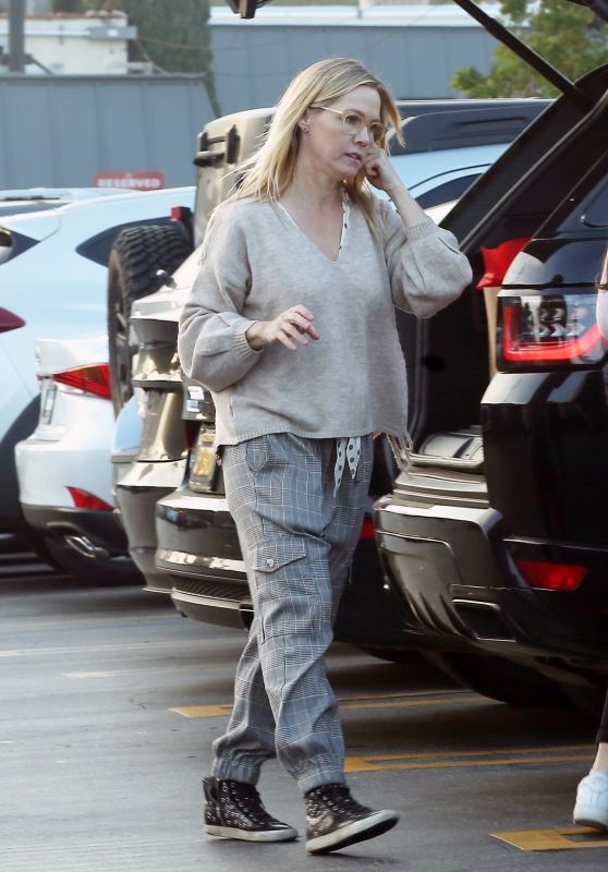 Jennie Garth in Casual Outfit - Grocery Shopping in LA 12/24/2018