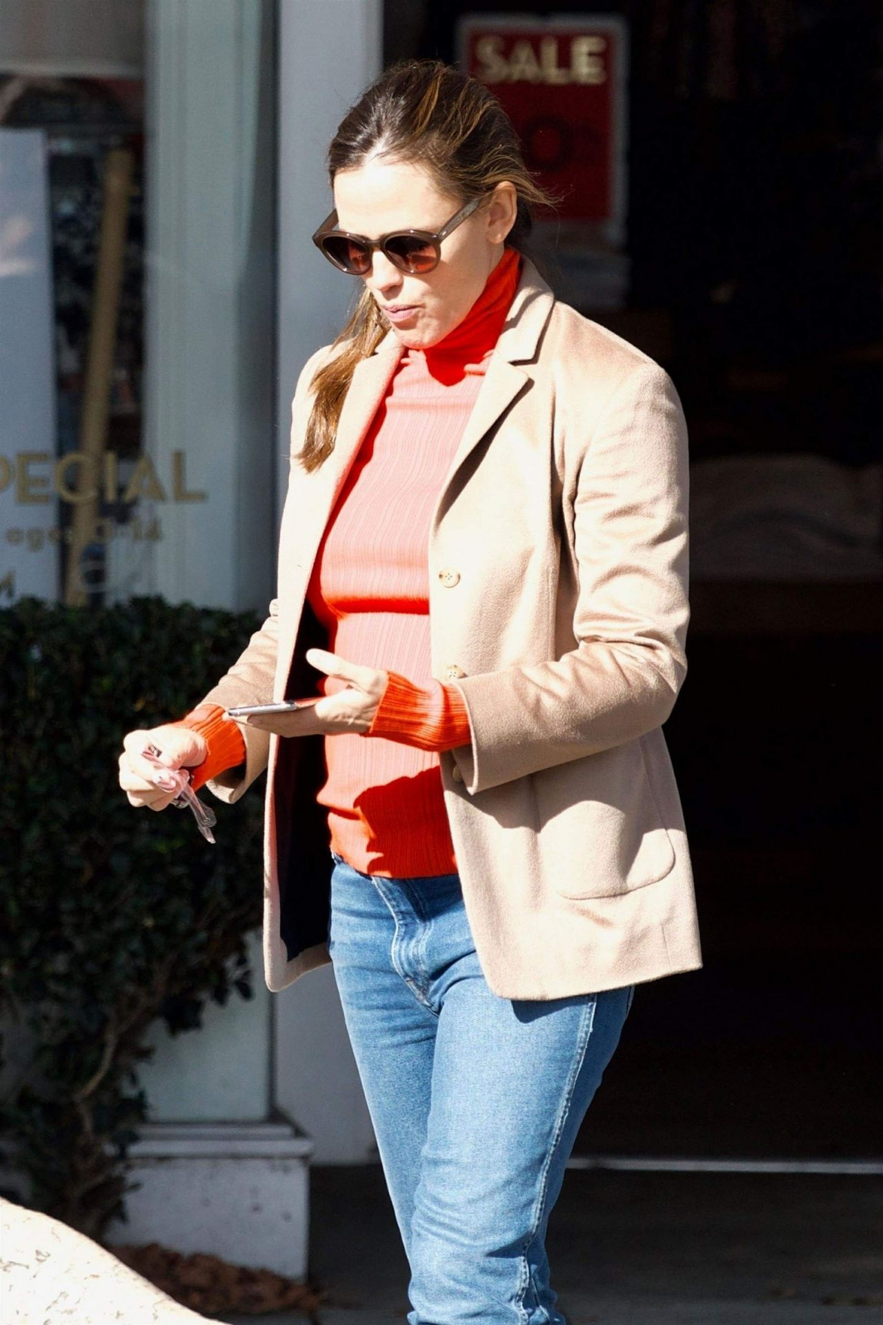 Jennifer Garner Street Style - Christmas Shopping In Brentwood 12/20 ...