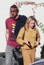 Kristen Bell Casual Style 12/30/2018