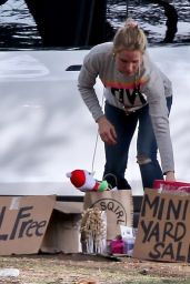 Kristen Bell - Free "Mini Yard Sale" in Front of Her Home in Los Feliz 12/23/2018