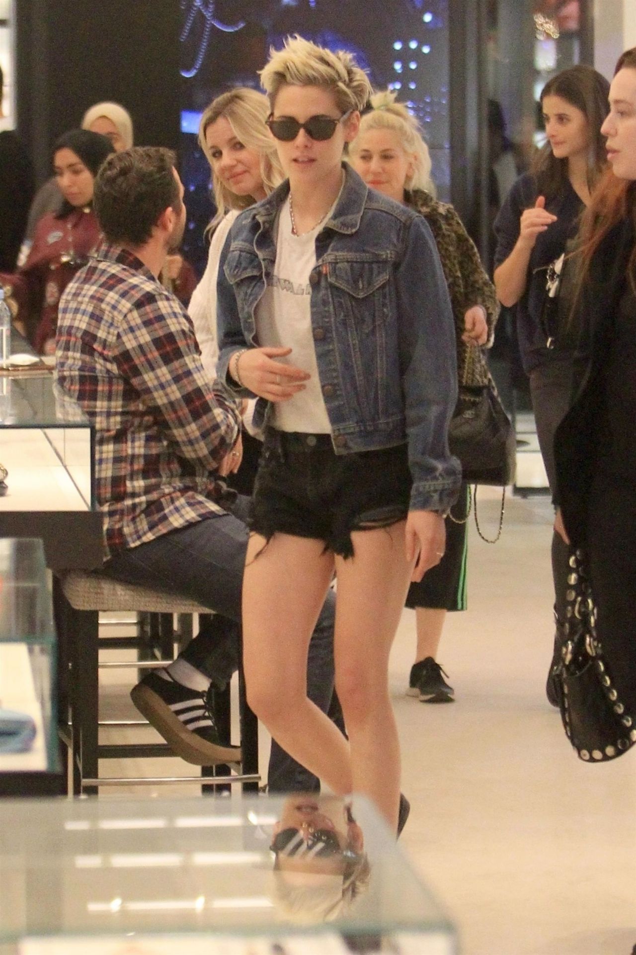 Kristen Stewart - Shopping in Beverly Hills 12/20/2018 • CelebMafia