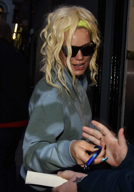 Lily Allen - Arriving at The Stage Door of The Olympia Theatre in Dublin 12/11/2018