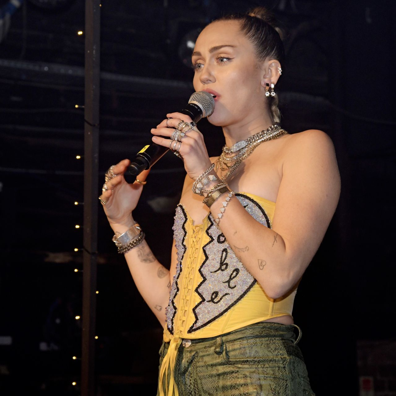 https://celebmafia.com/wp-content/uploads/2018/12/miley-cyrus-performs-live-at-g-a-y-night-club-in-london-12-07-2018-8.jpg