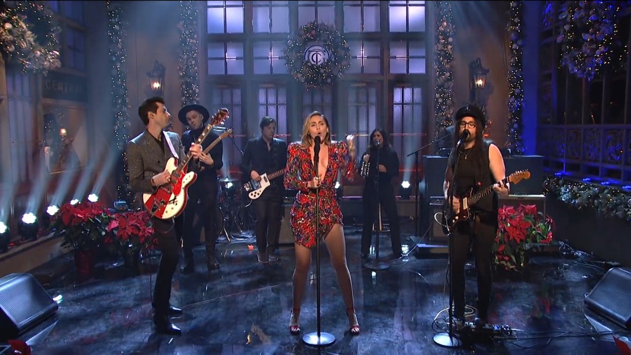 Miley Cyrus Performs Live on Saturday Night Live 12/15/2018 • CelebMafia