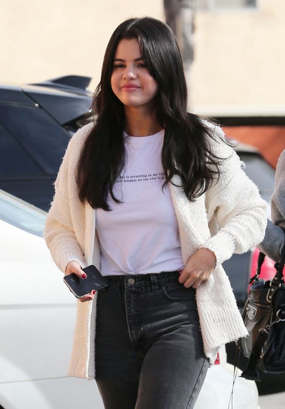 Selena Gomez Street Style 12/23/2018 • CelebMafia
