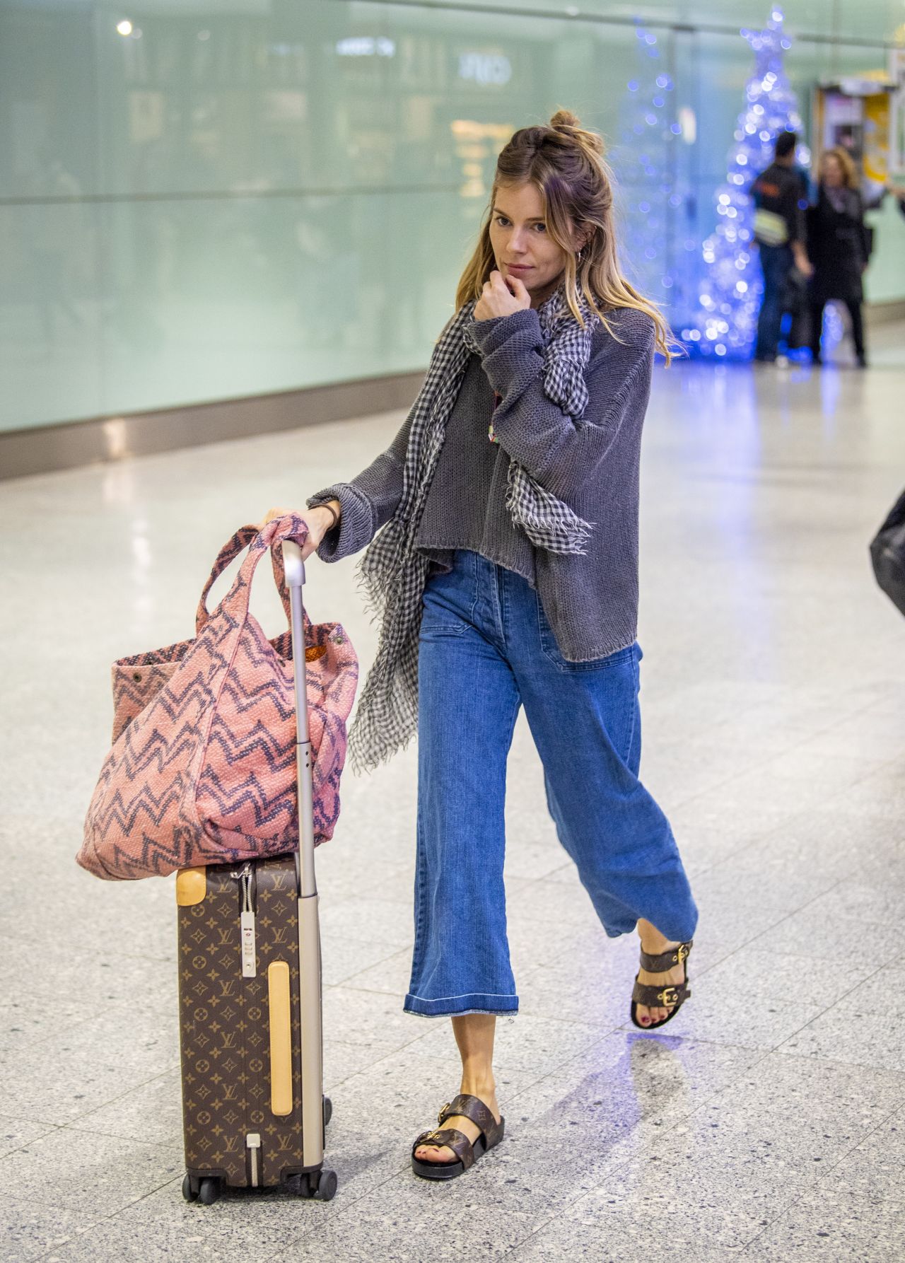 Sienna Miller Heathrow Airport December 27, 2018 – Star Style