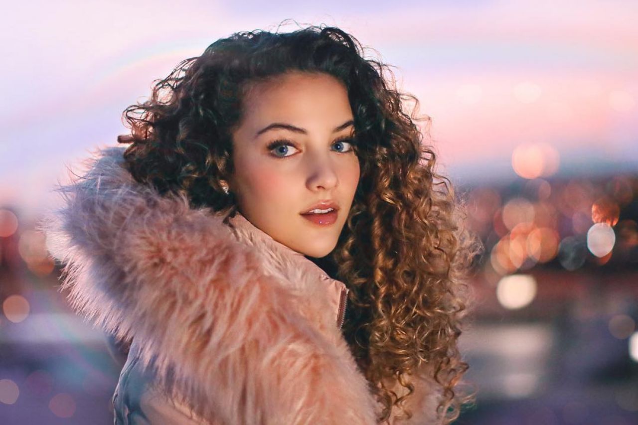 Sofie Dossi - Personal Pic and Video 12/30/2018.