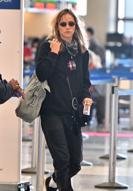 Suki Waterhouse in Travel Outfit 12/02/2018