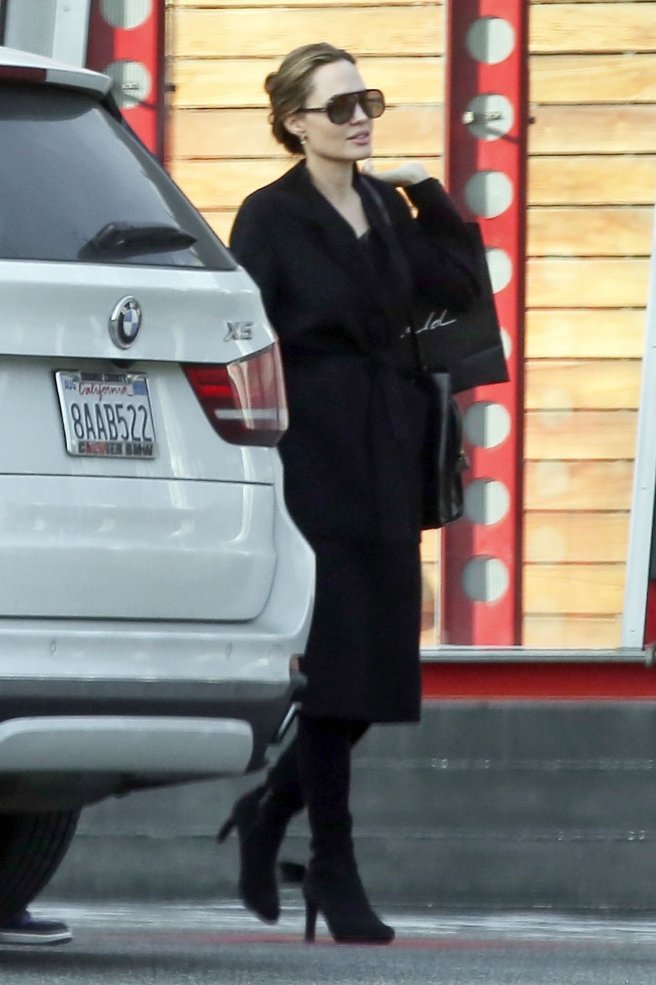 https://celebmafia.com/wp-content/uploads/2019/01/angelina-jolie-out-in-west-hollywood-01-08-2019-2.jpg