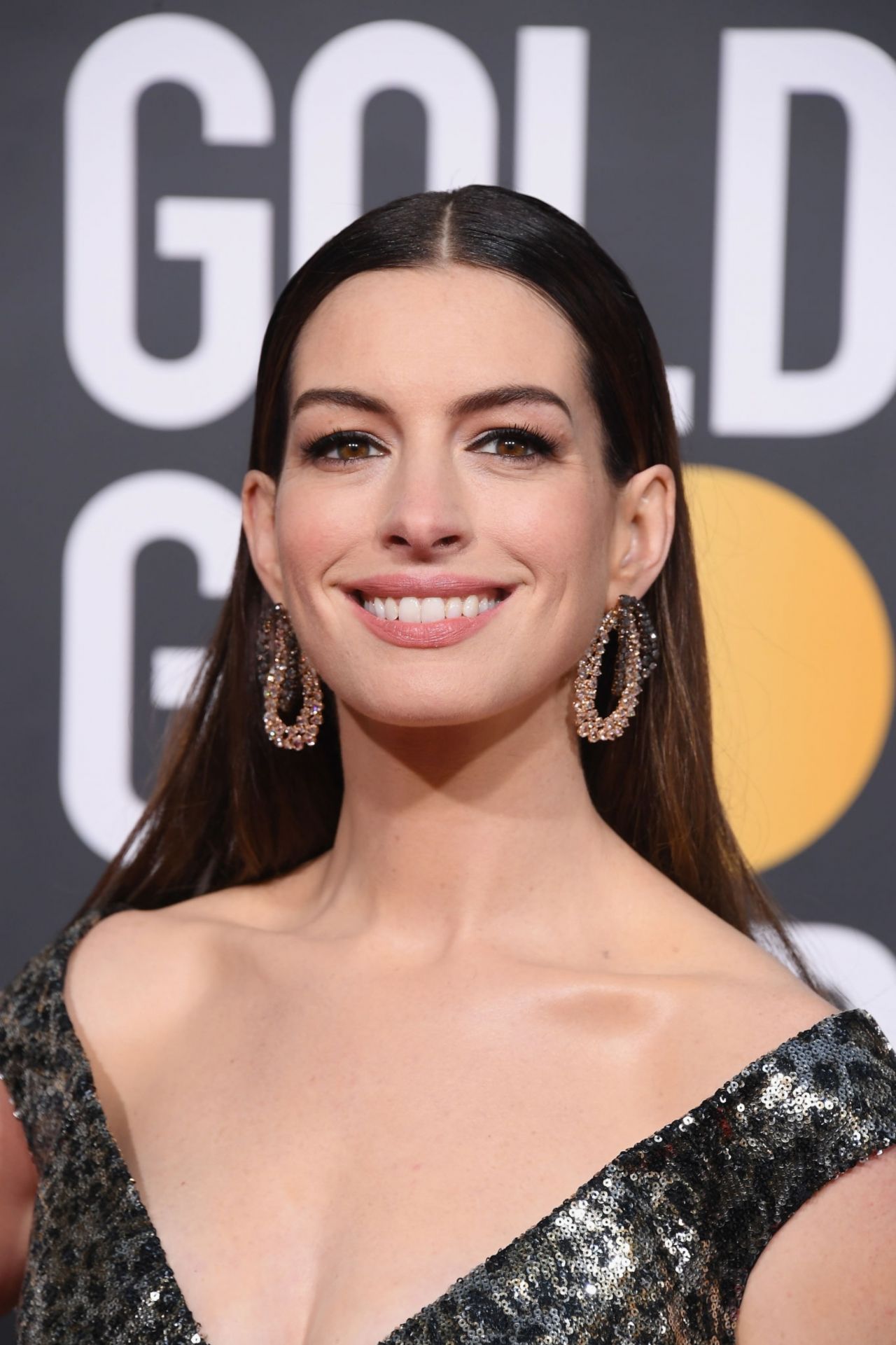 Anne Hathaway – 2019 Golden Globe Awards Red Carpet
