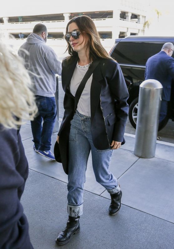 Anne Hathaway at LAX in LA 01/21/2019
