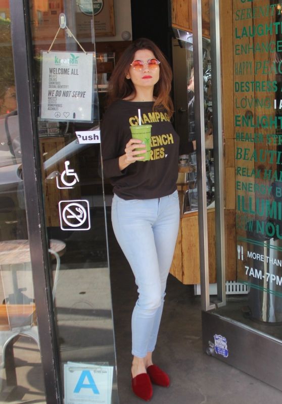 Blanca Blanco Grabs Fresh Squeezed Juice - Los Angeles 01/26/2019
