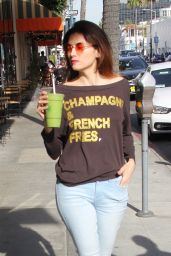 Blanca Blanco Grabs Fresh Squeezed Juice - Los Angeles 01/26/2019