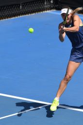 Caroline Wozniacki – Practicing in Melbourne 01/12/2019