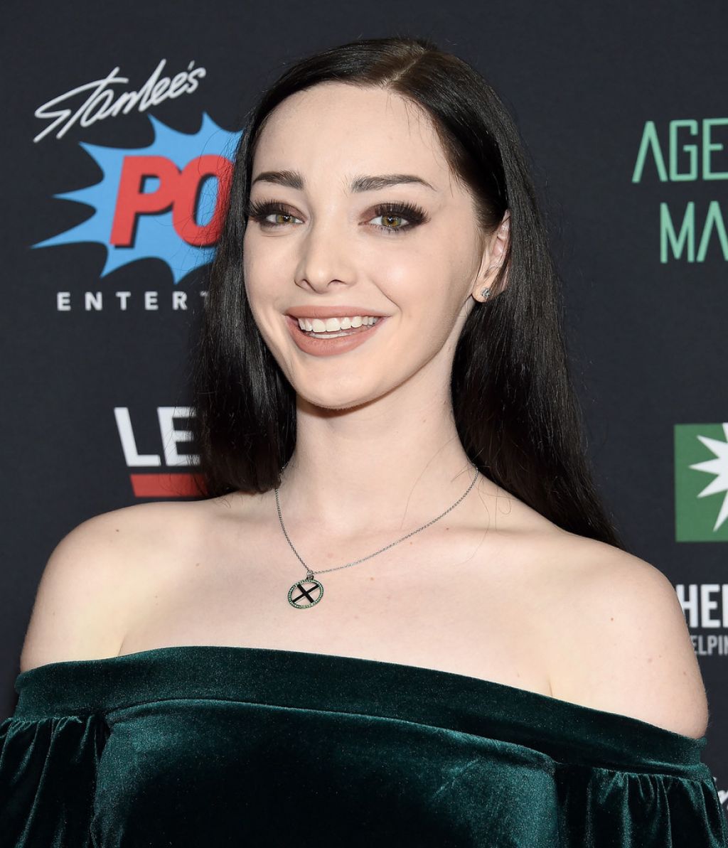 Emma Dumont Images