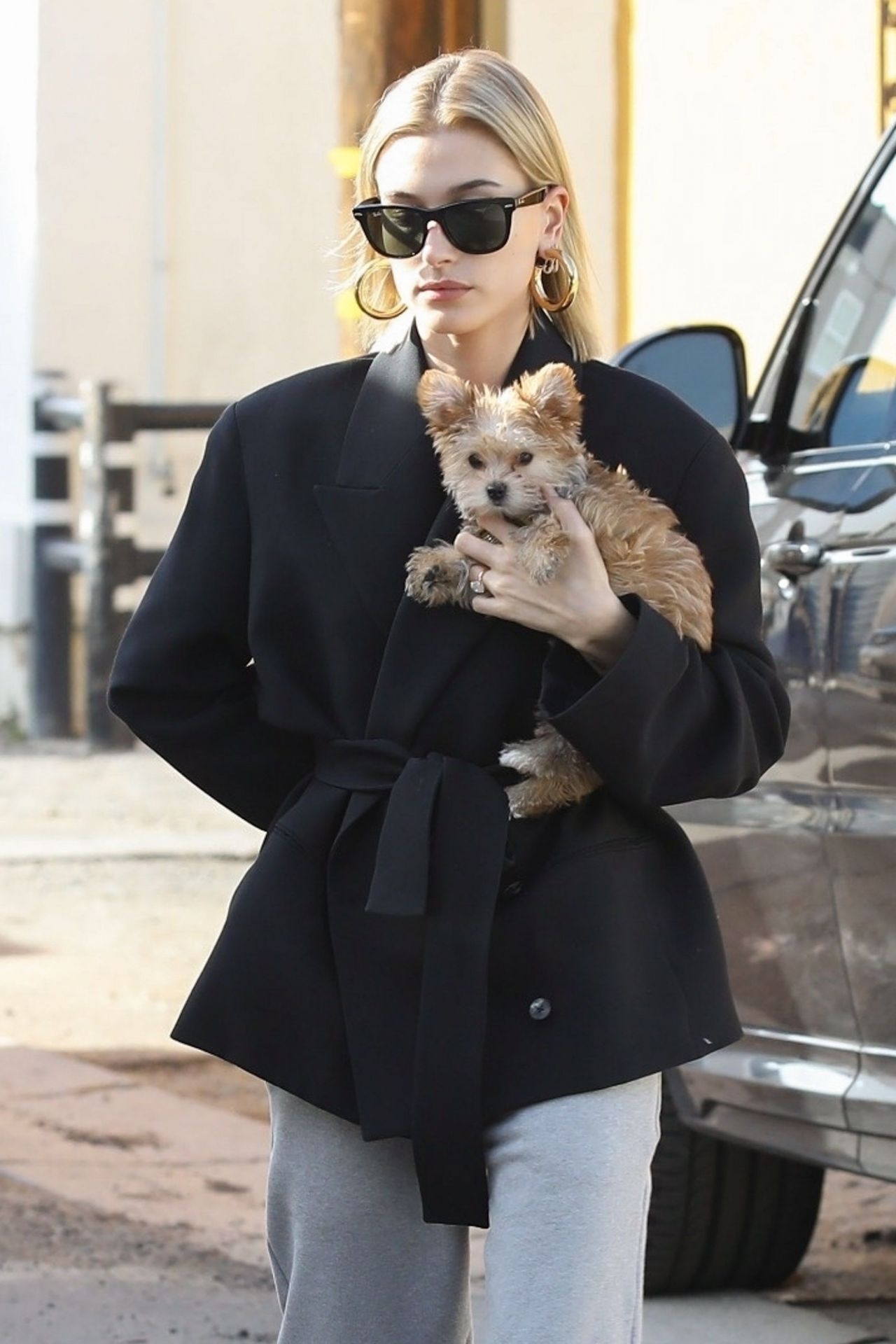 Hailey Rhode Bieber - Grabs a Smoothie From a Local Café in West