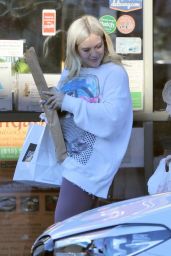Hilary Duff - Grab Dinner and Ice Cream to-go in Studio City 01/25/2019