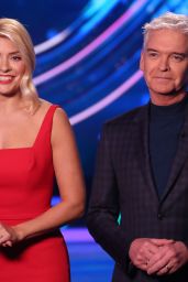 Holly Willoughby - Dancing on Ice TV Show, S11E4 in Hertfordshire