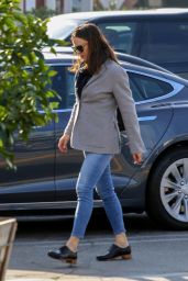 Jennifer Garner in Casual Attire at Brentwood Country Mart 01/28/2019