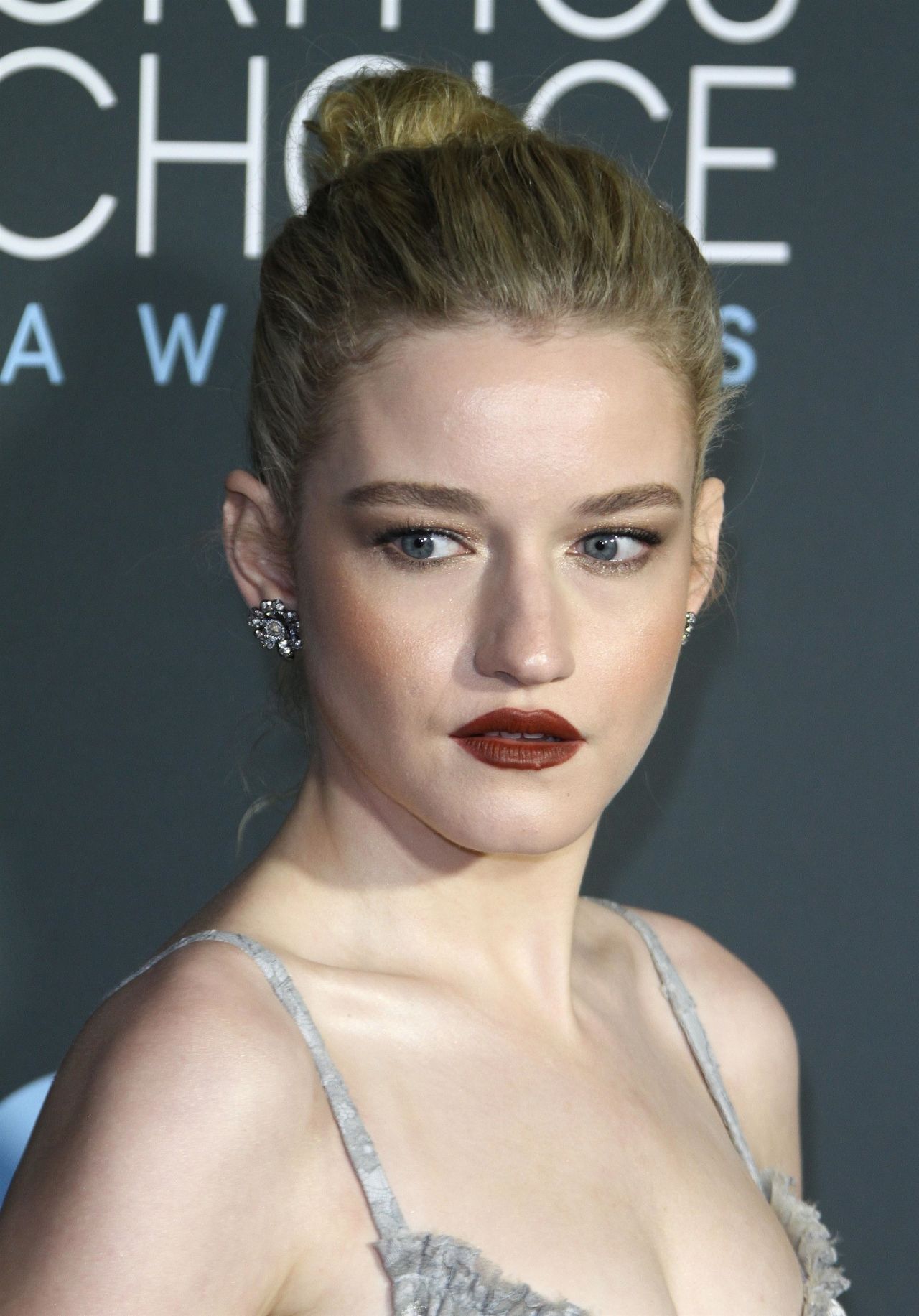 Julia Garner 2019 Critics Choice Awards • Celebmafia