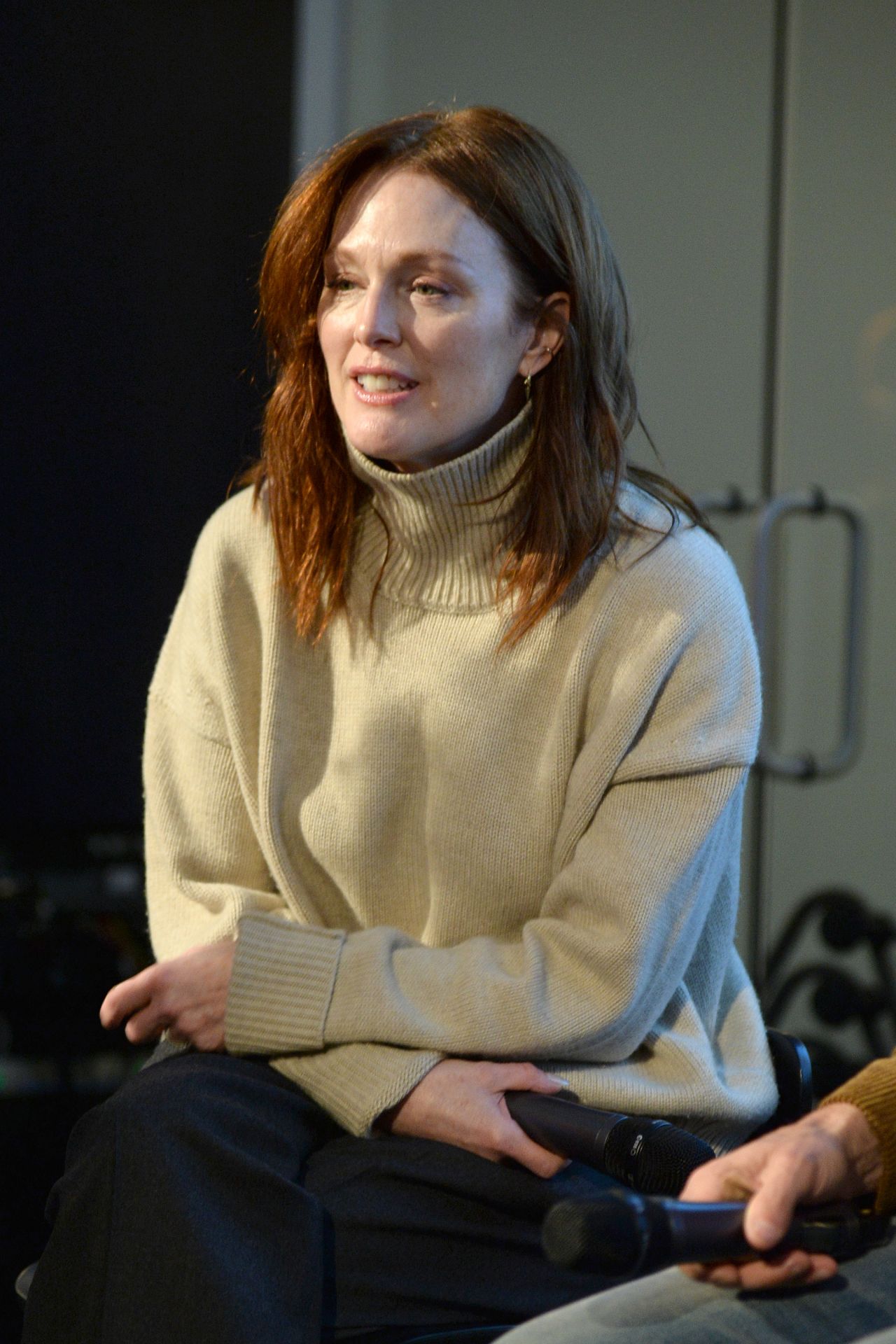 https://celebmafia.com/wp-content/uploads/2019/01/julianne-moore-9th-annual-peace-week-town-hall-in-ny-4.jpg