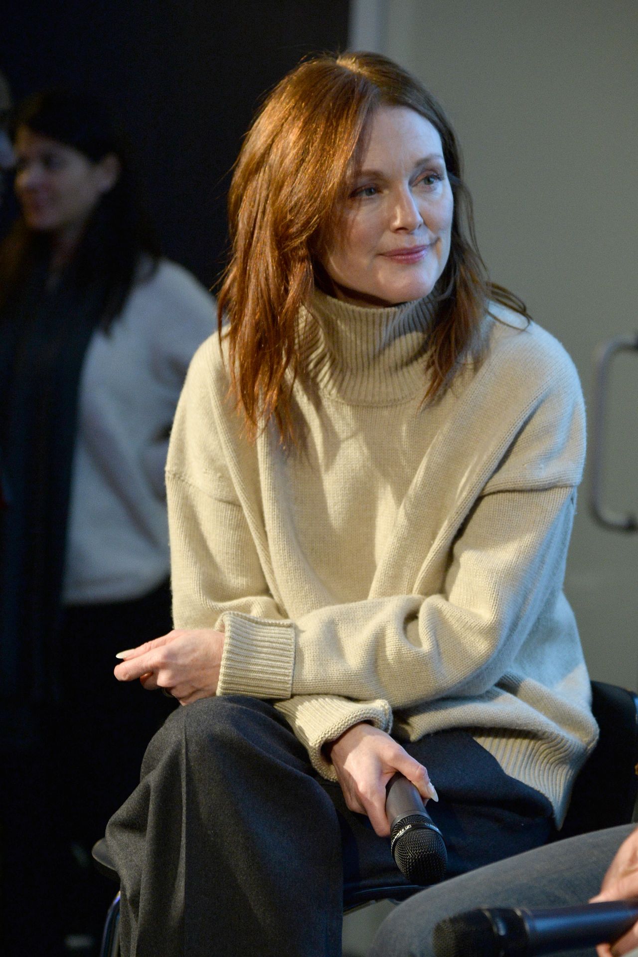 https://celebmafia.com/wp-content/uploads/2019/01/julianne-moore-9th-annual-peace-week-town-hall-in-ny-5.jpg