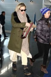Kate Hudson in Travel Outfit 01/13/2019